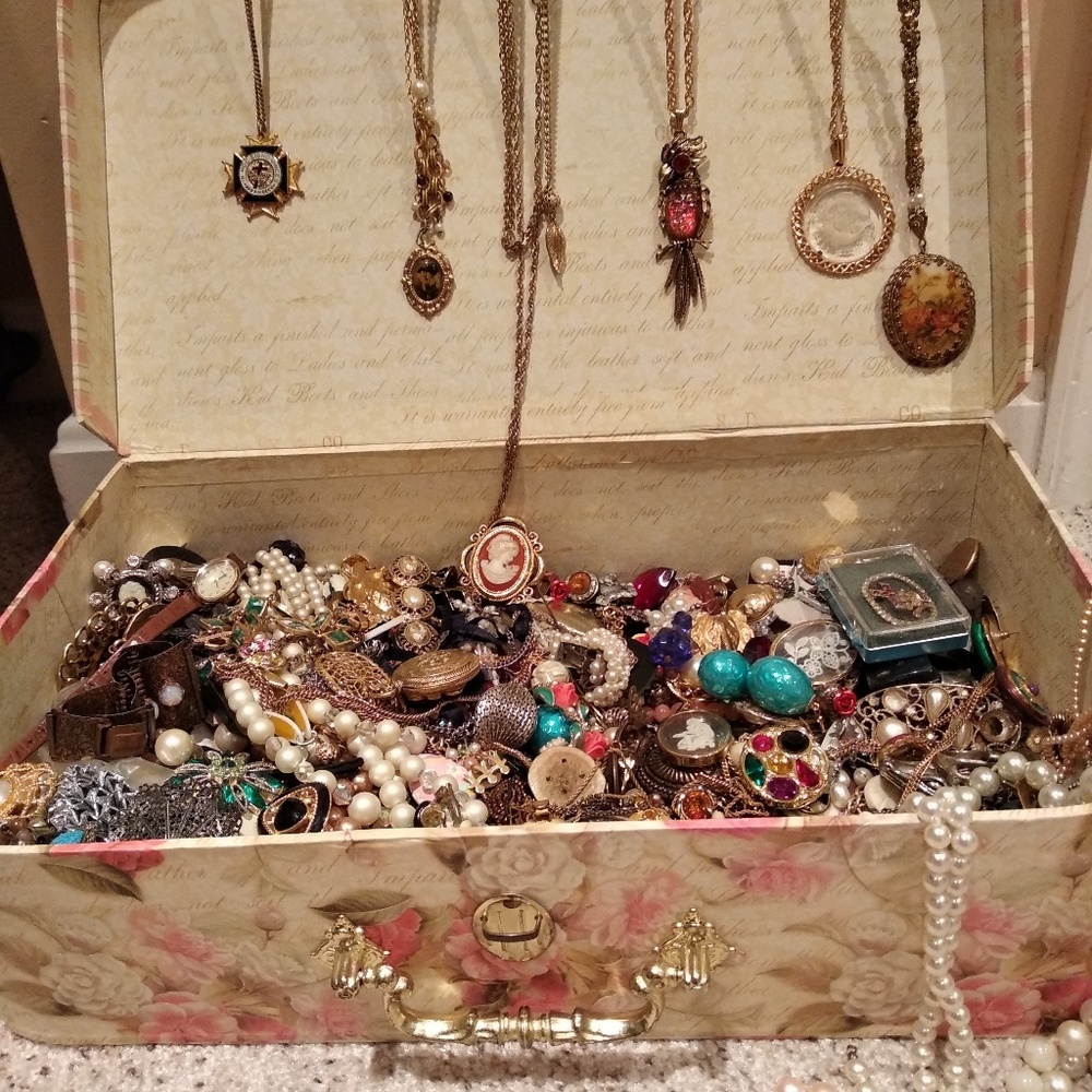 Antique box with jewelry
